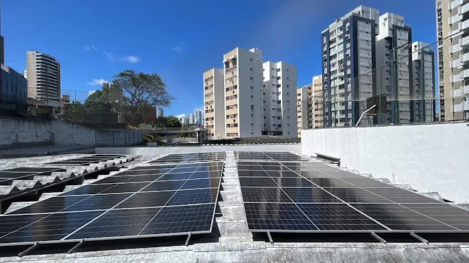 Painéis solares instalados em telhado residencial